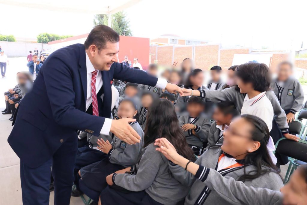 El gobernador visita el bachillerato Simón Bolivar