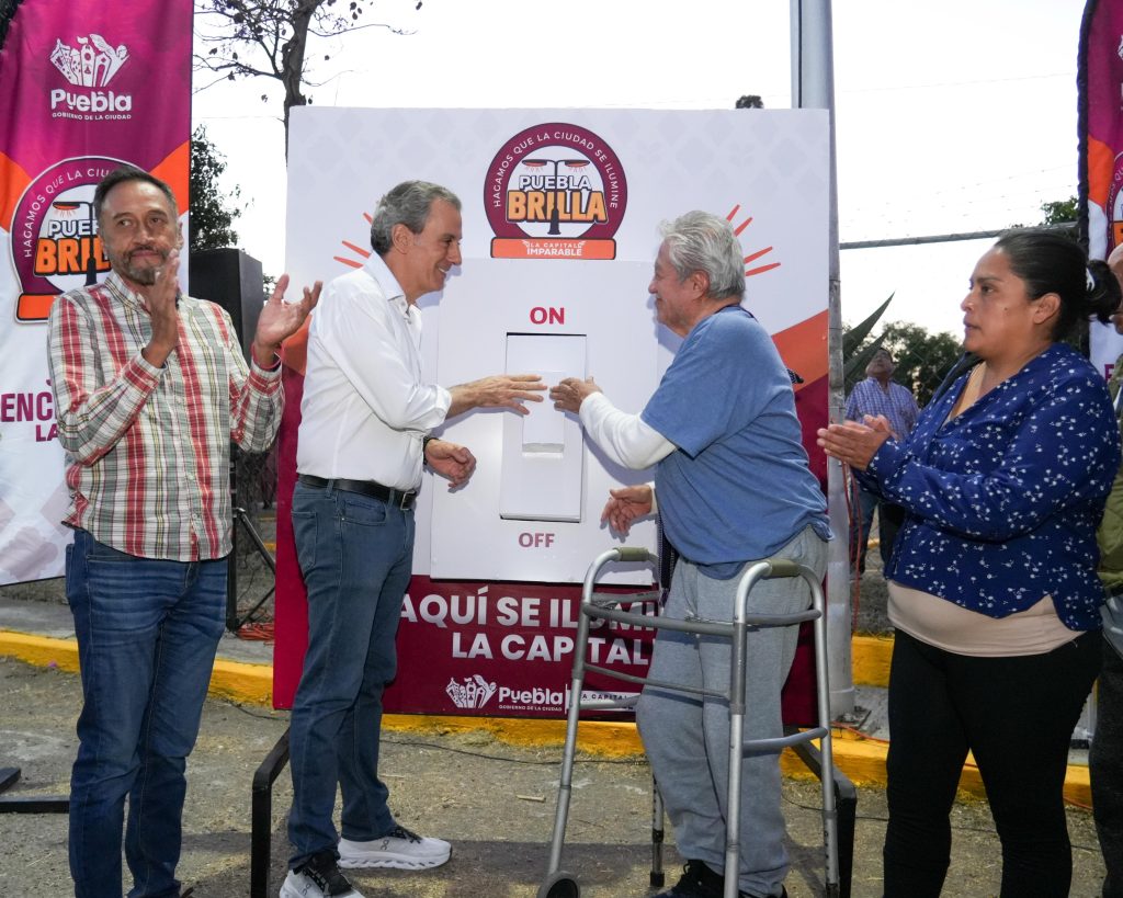 235 luminarias en la Colonia Popular Coatepec